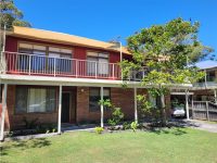 Barralong Beach house is 5 bedrooms with 2 bedrooms self contained downstairs and 3 bedrooms self contained upstairs